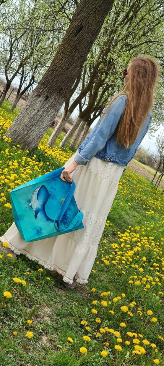 blue-whale-hand-painted-bag-hold2